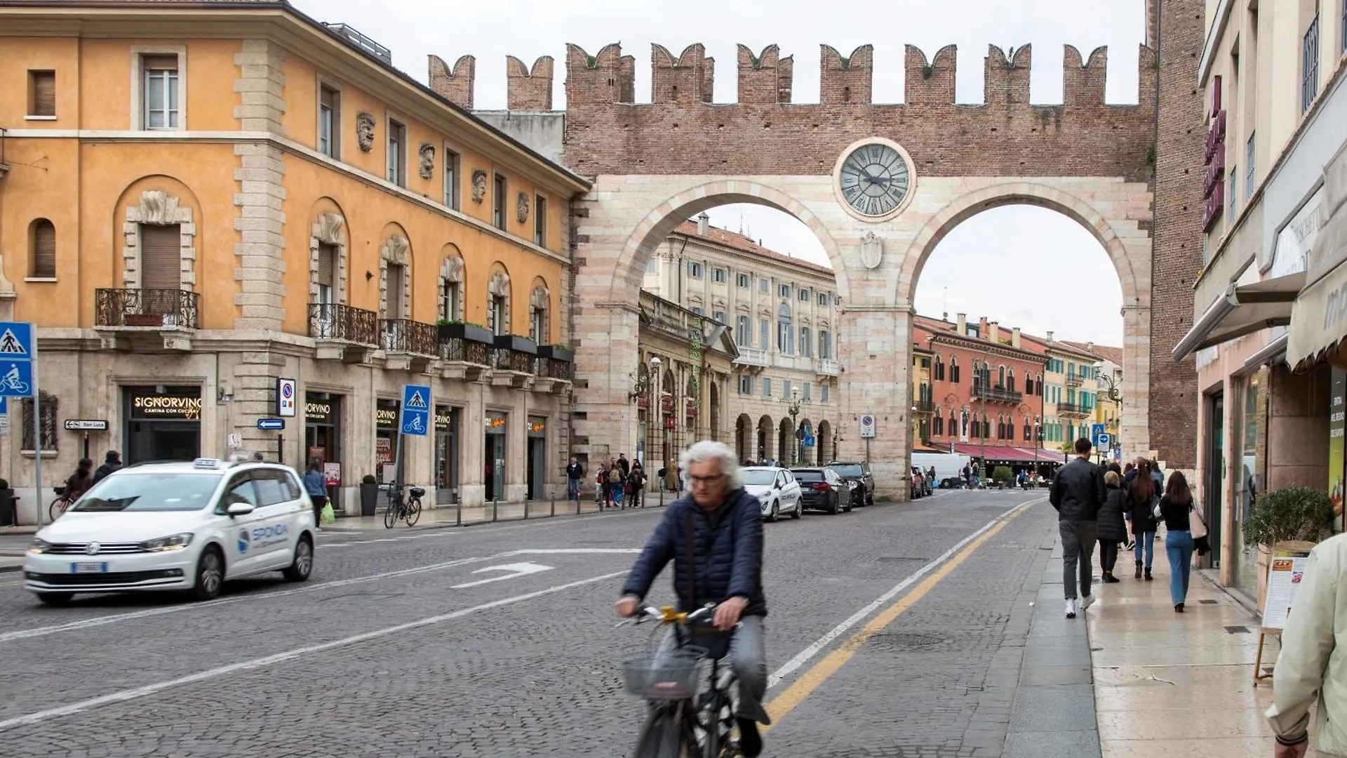 Verona Apt.65 0*,  Italia